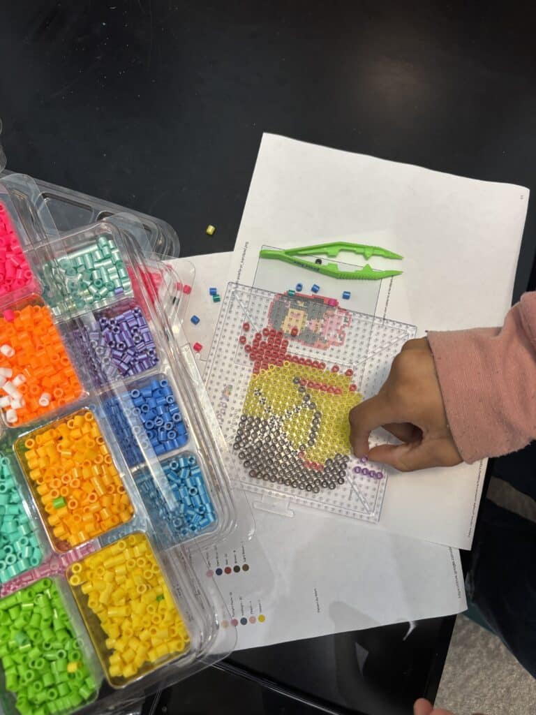 Оның үлкен сиськи арасындағы сексуалды брюнетка трахает